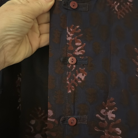 Gorgeous, sheer overdress. Beautiful button details. Rayon and linen - Picture 2 of 5